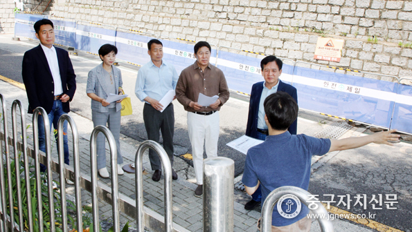 중구의회 복지건설위원들과 윤판오 의장이 남산성곽 문화재 보수 공사 관계자에게 공사 현황을 듣고 있다.