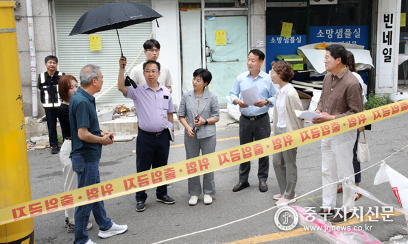 중구의회 복지건설위 위원들이 송재천 위원장이 신당8구역을 방문해 관계자로 부터 방역상황 설명을 듣고 있다..