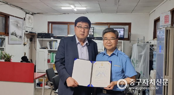 이태영 회장이 신성아파트 김형남 관리원에게 표창장을 수여한 후 기념촬영을 하고 있다.