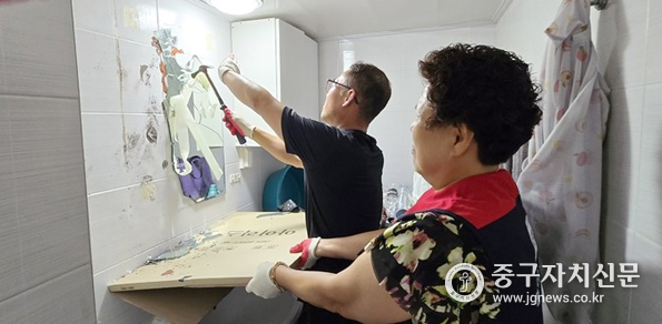  지난 11일 동화동에서 ‘사랑의 집 고쳐주기’를 실시하고 있다