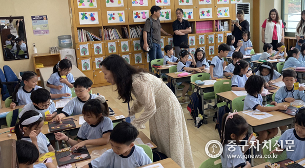 지난 6월 17일 중국 산둥성 교육기관 대표단 8명이 숭의초를 방문해 1학년 학생들의 놀이 수학 수업을 참관하고 있다.