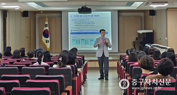 동국대 김병오 겸임교수가 학부모를 대상으로 특강을 하고 있다.