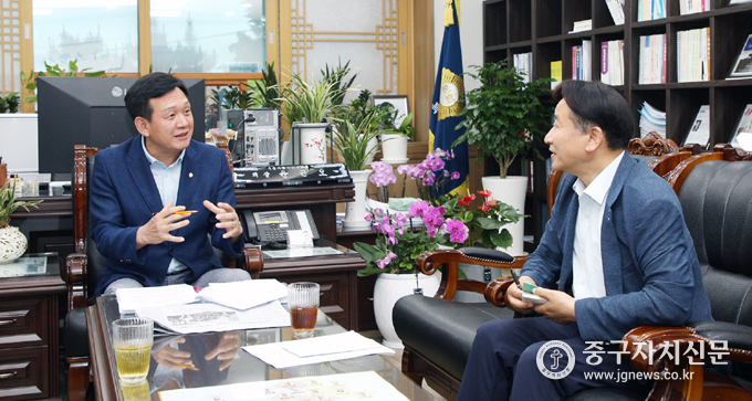 중구의회 후반기 윤판오 의장이 본지 이형연 대표기자와 인터뷰를 하고 있다.
