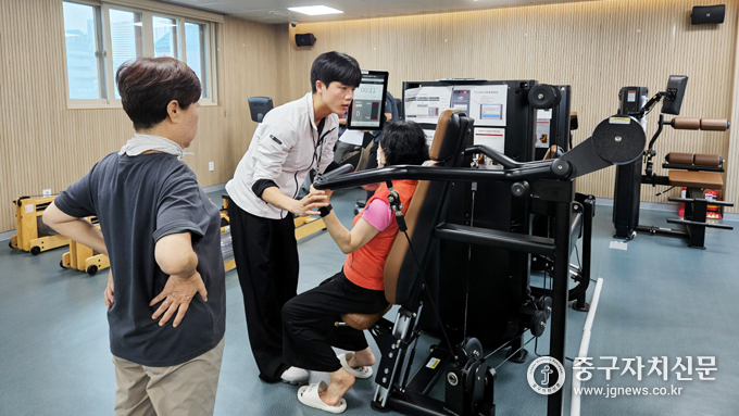 어르신헬스케어센터 건강증진실 이용 어르신이 무료체험을 하고 있다.