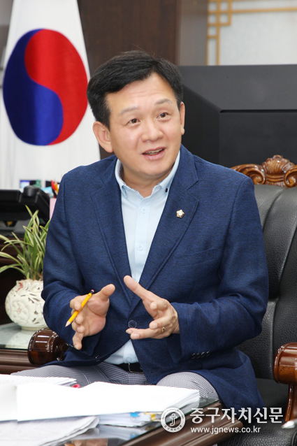 중구의회 윤판오 의장이 본지 이형연 대표기자와 민터뷰를 하고 있다.