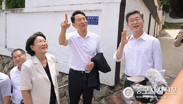 신당9구역을 찾은 김길성 중구청장이 오세훈 서울시장에게 재개발 현장을 설명하고 있다.
