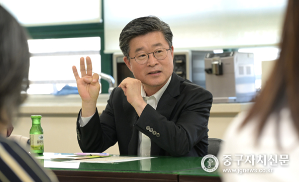 김길성 중구청장이 학교로 찾아가 학부모들과 현장 소통 간담회를 진행하고 있다.
