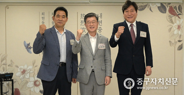 지난 7월 18일 화교 커뮤니티와의 첫 공식 소통 행사에서 김길성 중구청장(중)과 안용덕 회현동주민자치위원장(좌), 한국한성화교협회 관계자 등이 파이팅을 하고 있다.