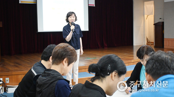 중구시설관리공단 임원·사내강사가 CS교육을 실시하고 있다.