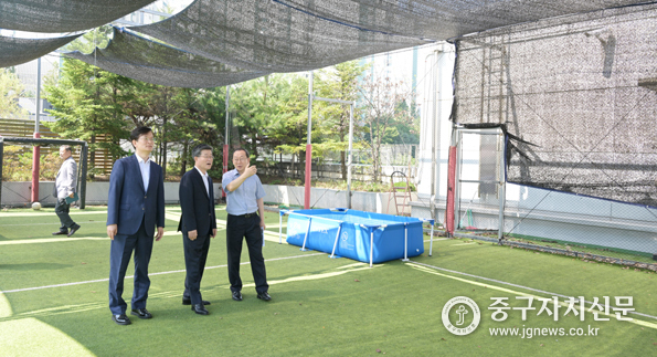 김길성 중구청장(가운데)이 교회 관계자와 나눔 공간(축구장)을 둘러보고 있다.