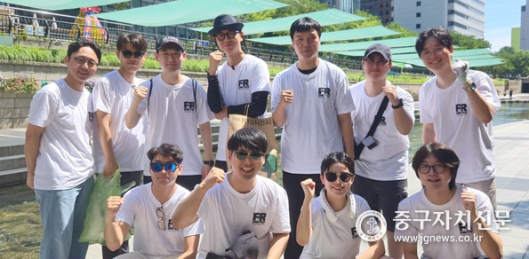 지난 26일 청계천에서 개최된 ‘청계천 플로깅’ 행사에서 참여자들이 파이팅을 하고 있다.