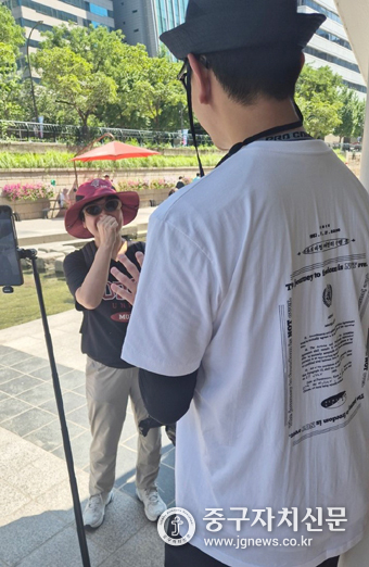 청계천에서 이진우 단장이 시민들과 인터뷰를 진행하고 있다.