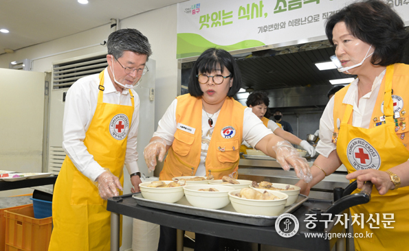 장영 대한적십자사봉사회 중구협의회장과 김길성 중구청장등이 삼계탕 배식을 하고 있다.