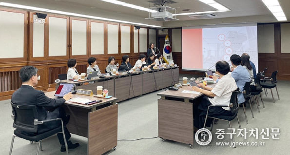 중구가 1인 가구 실태조사 및 정책개발 연구용역 최종보고회를 개최하고 있다.