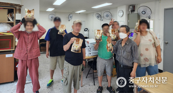 중구지역자활센터가 제공한 ‘삼계탕’을 받은 주민들이 즐거워 하고 있다.