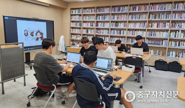 한양중에서 여름방학 독서캠프를 운영하고 있다.