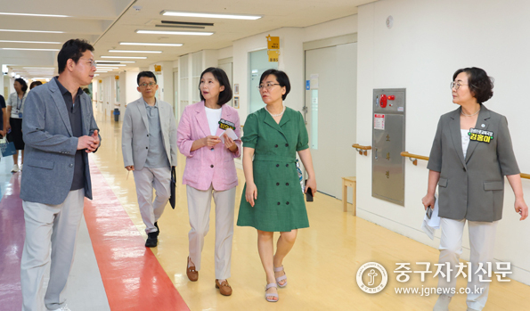 지난 7월 31일 최호정 서울시의회 의장이 강서구 장애 특수학교 서진학교를 방문해 현장을 살펴보고 있다.