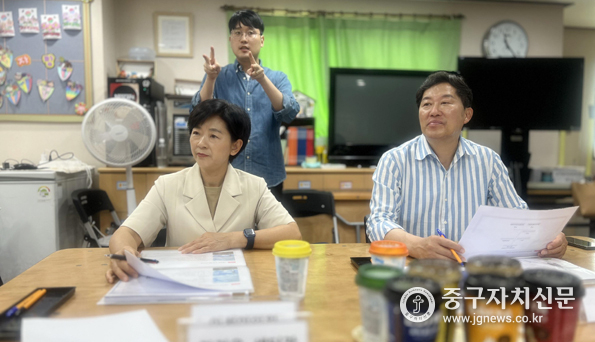 서울농아인협회 중구지회 간담회 참석중인 이정미·길기영 중구의회 의원과 수어통역사.
