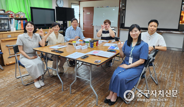 서울농아인협회 중구지회 간담회 참석중인 중구의회 이정미·길기영 의원과 협회 관계자들과 기념촬영을 하고 있다.