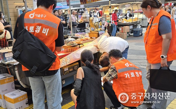 명동 거리가게 특별정비를 하고 있는 모습.