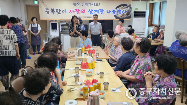 필동경로당 삼계탕 잔치에서 김수안 회장과 김혜선 동장이 어르신들에게 인사를 하고 있다.