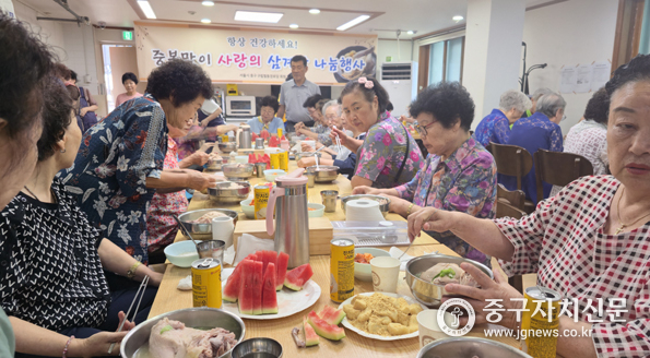 필동경로당 어르신들이 삼계탕을 맛있게 탕을 먹고 있다.
