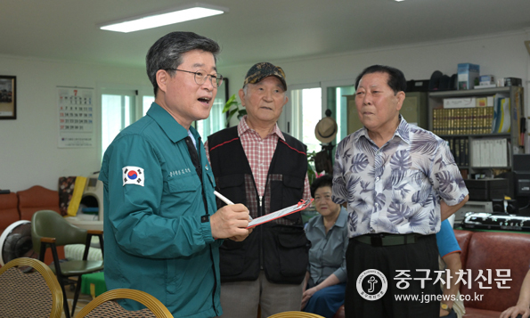 김길성 중구청장이 장수 경로당을 방문해 시설 점검을 하고 있다.