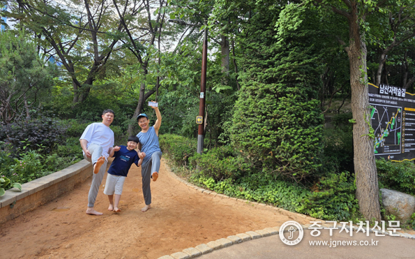 ◇남산자락숲길 최고의 순간사진 공모전 우수 작품 3대의 발자취, 숲길을 잇다