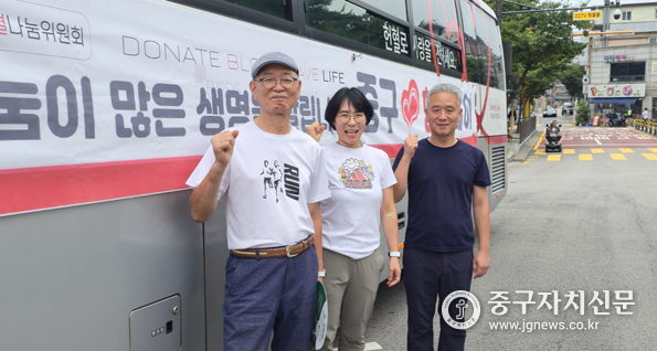 지난 11일 헌혈데이에서 중구시민연대 김재동 이사장(우)과 강현미 위원장(중), 주현민 약수자율방범 대장(좌)이 파이팅을 하고 있다.