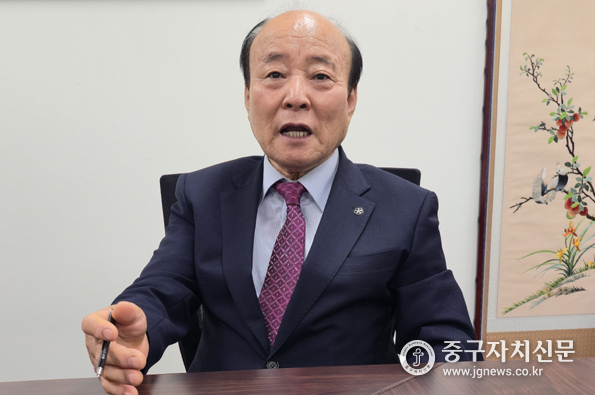 중구뮨화원 남월진 원장이 본지 이형연 발행인과 인터뷰를 하고 있다.