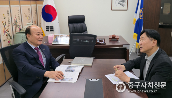 중구뮨화원 남월진 원장(좌)이 본지 이형연 발행인(우)과 인터뷰를 하고 있다.