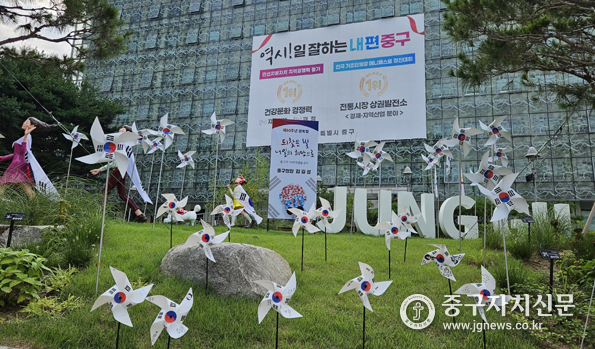 광복 80주년 중구청 광장 태극기 팝업 포토존.