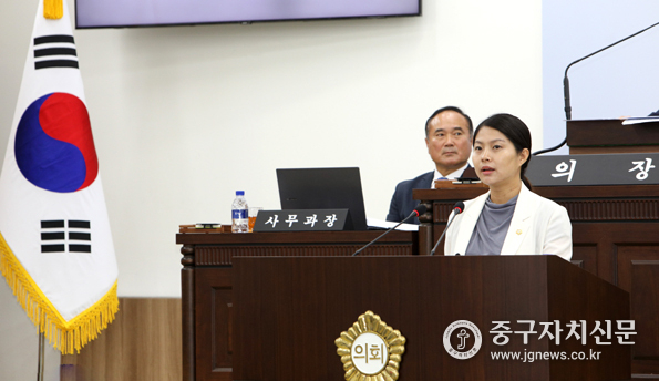 중구의회 본회의장에서 구정질문을 하고 있는 손주하 의원