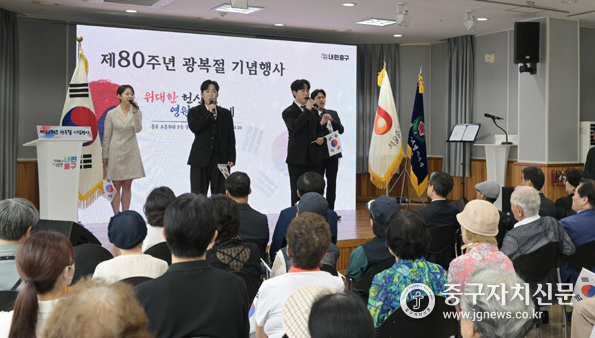 제80주년 광복절 기념행사에서 뮤지컬 배우들이 광복기념 퍼포먼스를 하고 있다.