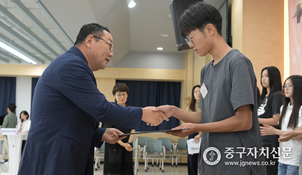 중구인재육성장학재단 박장선 이사장이 장학증서를 수여하고 있다.