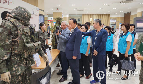 중구재향군인회 김영주 회장과 임원들이 2025년 을지연습 현장을 찾아 전시용품을 살펴보고 있다.