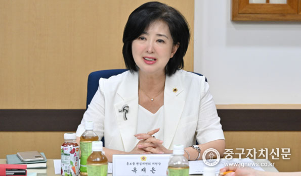 제3기 홍보물 편집위원장으로 선임된 옥재은 의원이 회의를 진행하고 있다.