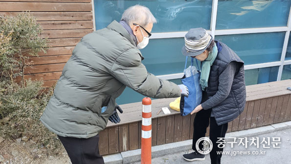 2024년 동네나눔밥집 ‘안녕밥집에서 중장년 활동가가 이웃에게 식사를 전달하며 안부를 확인하고 있다.