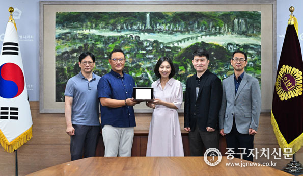 지난 18일 최호정 서울특별시의회 의장이 서울경찰청 직장협의회로부터 감사패를 받은 후 기념촬영을 하고 있다.