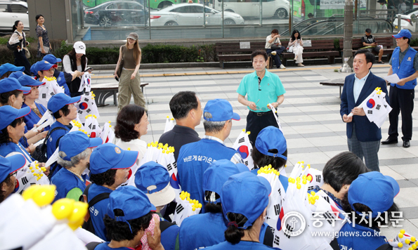 바르게살기 회원들이 굿모닝시티 앞에서 태극기 나눔행사 캠페인에서 윤판오 의장이 인사말을 하고 있다.