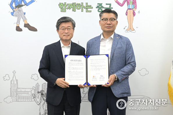 김길성 중구청장(왼쪽)과 한상덕 코레일로지스(주) 대표이사(오른쪽)가 업무협약을 체결하고 있다.