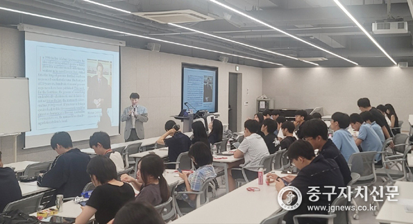 서울대 관악캠페스에서 대학전공 심화탐구 수업을 하고 있는 모습. 