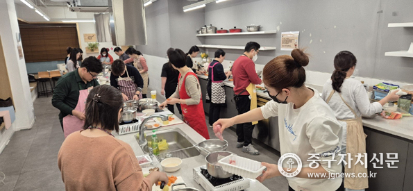1인가구 소셜다이닝을 운영하고 있는 모습.