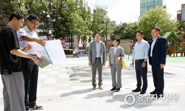 중구의회 복지건설위 송재천 위원장과 위원들, 윤판오 의장이 다산어린이공원을 방문해 공사 추진현황을 보고받고 있다.