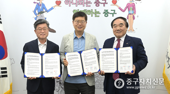 중구가 전통시장 소비문화 확산을 위한 업무협약을 체결하고 있다(사진은 왼쪽부터 김길성 중구청장, 우상현 비씨카드 부사장, 김정안 상권발전소 이사장)