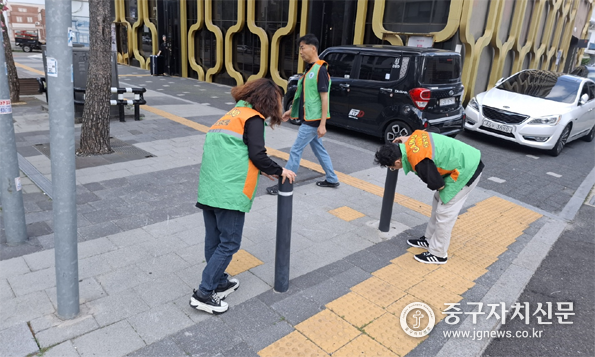 자율방재단원들이 인도 위험요소를 점검하고 있다.
