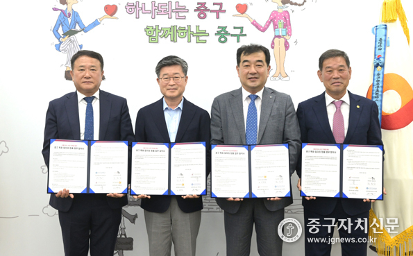 지난달 29일 4자간 업무협약을 체결하고 있다.(사진은 왼쪽부터 박경호 숭의여대 총장, 김길성 중구청장, 강규영 동국대 부총장, 김우석 한국외식업중앙회장)