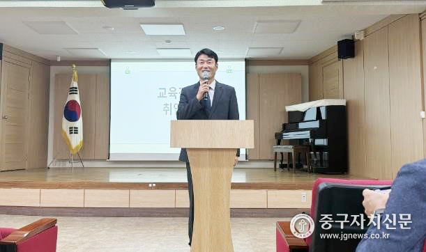 중부교육지원청 최도규 교육장이 취임사를 하고 있다.