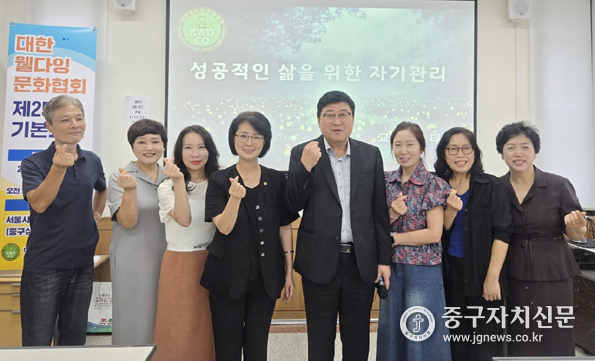 대한웰다잉문화협회 제25기 수료생들과 옥재은 시의원, 이태영 회장등이 파이팅을 하고 있다.
