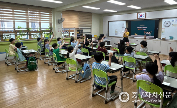 정신건강교육을 실시하고 있는 모습.<br>